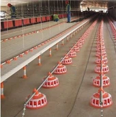 Vzdržljiv sistem za hranjenje posode za brojlerje